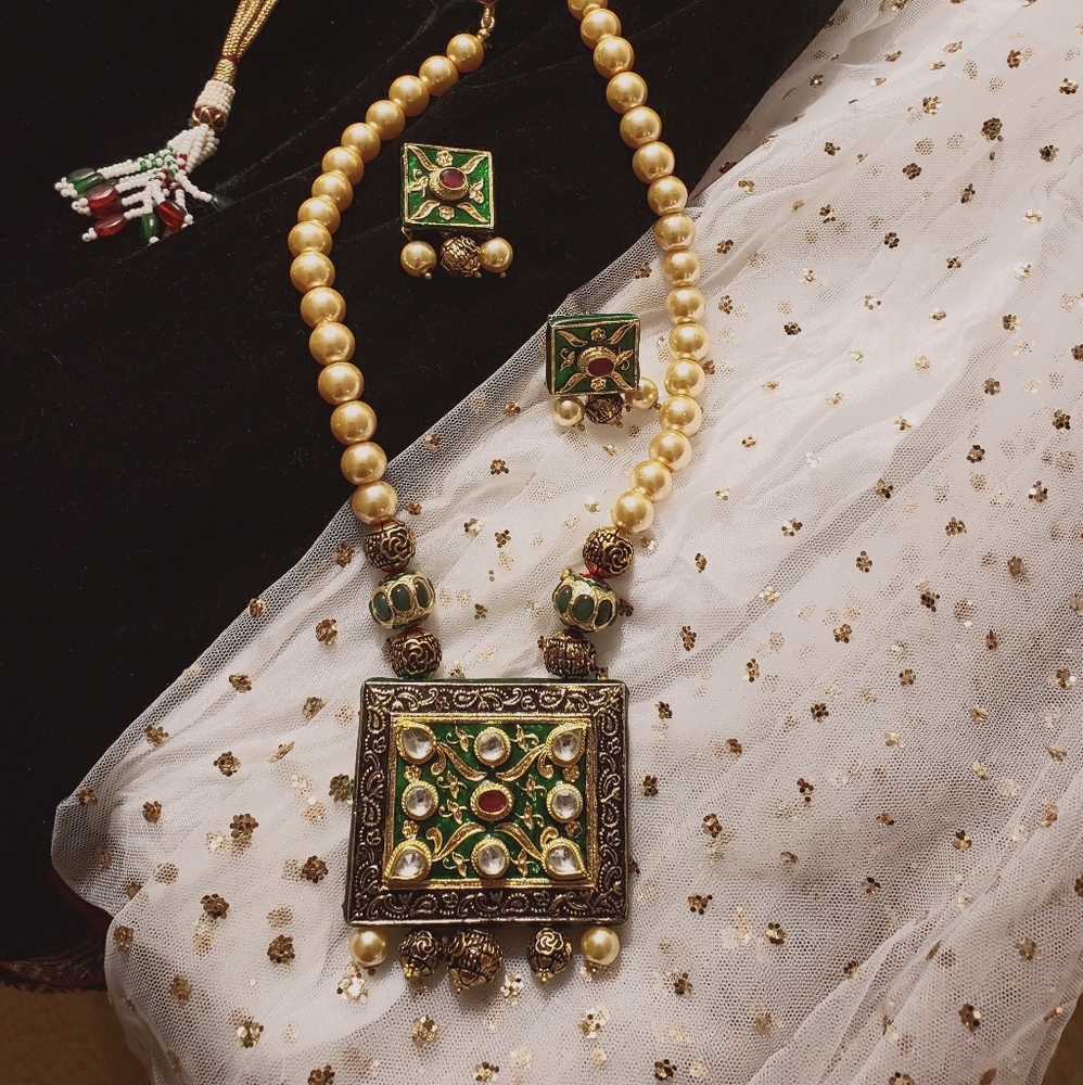 Necklace and earring set